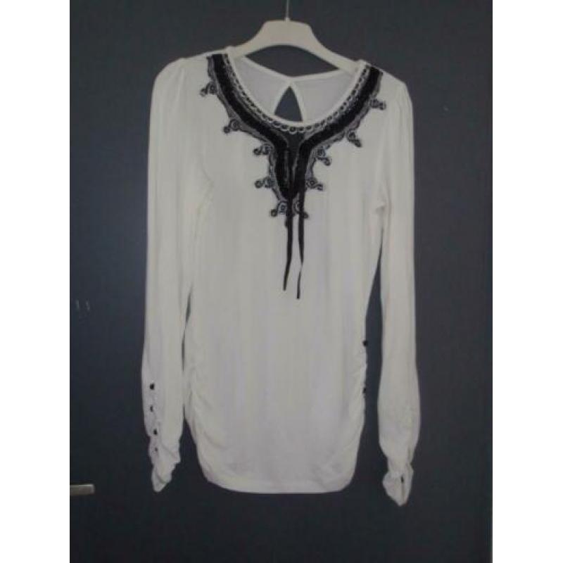 Maat s - witte top / tuniek met zwarte werksel /knopen