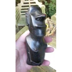 Houtsnijwerk als de Moai beelden op Paaseiland