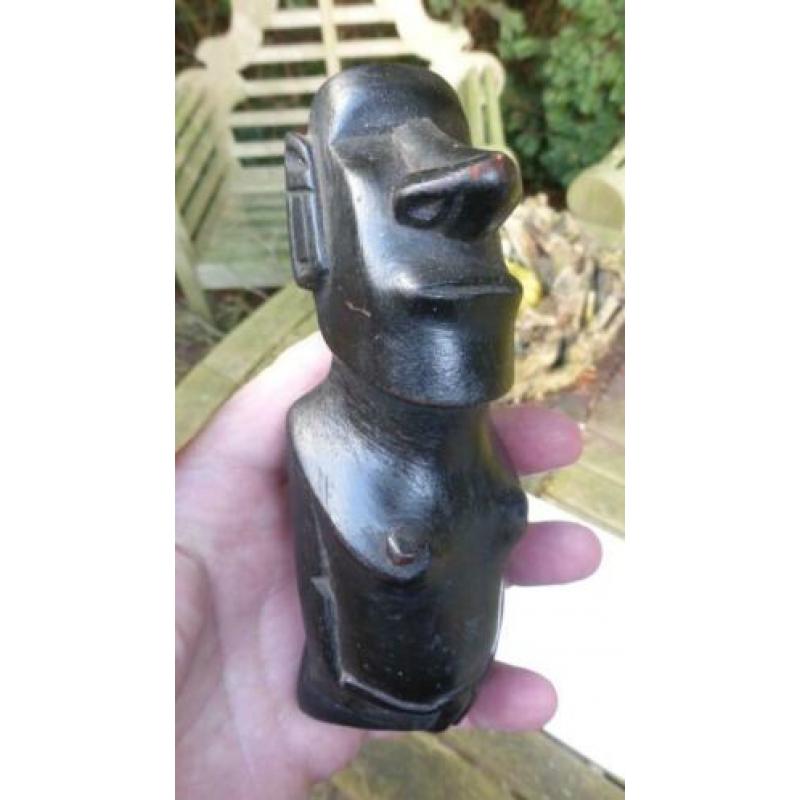 Houtsnijwerk als de Moai beelden op Paaseiland