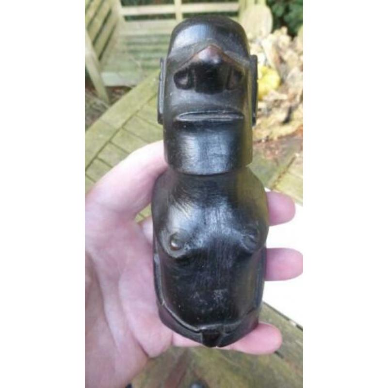 Houtsnijwerk als de Moai beelden op Paaseiland