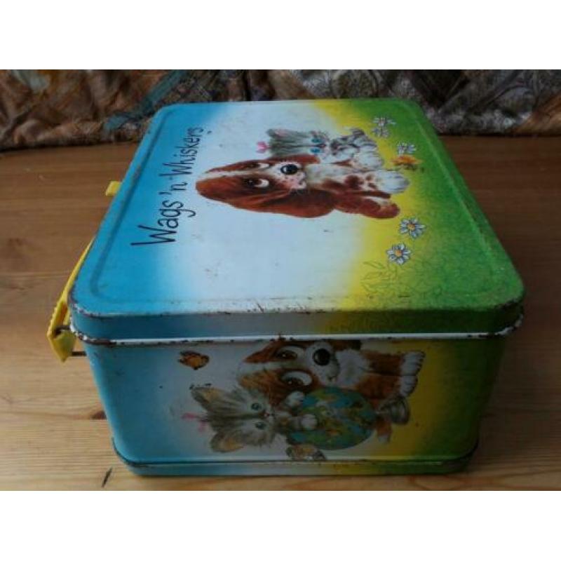 Mooi oud vintage koffertje uit Amerika van blik 17-22 cm.