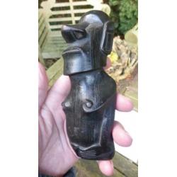 Houtsnijwerk als de Moai beelden op Paaseiland