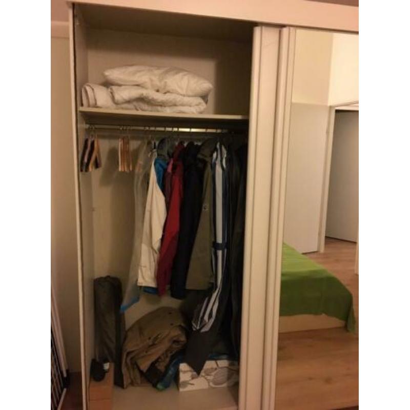 Witte schuifdeurkast met spiegel