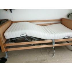 Elektrisch verstelbaar bed/ziekenhuisbed ca 1 jr oud