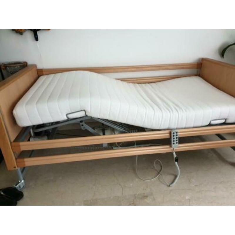 Elektrisch verstelbaar bed/ziekenhuisbed ca 1 jr oud