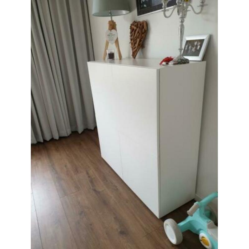 Wandkast wit. Zo goed als nieuw. Nieuwprijs 1245euro.