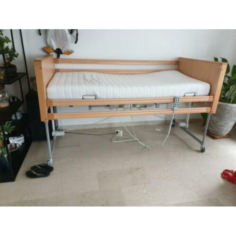 Elektrisch verstelbaar bed/ziekenhuisbed ca 1 jr oud
