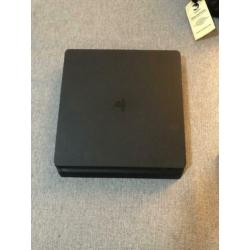 Ps 4 slim 1 tb + 2 controllers te koop