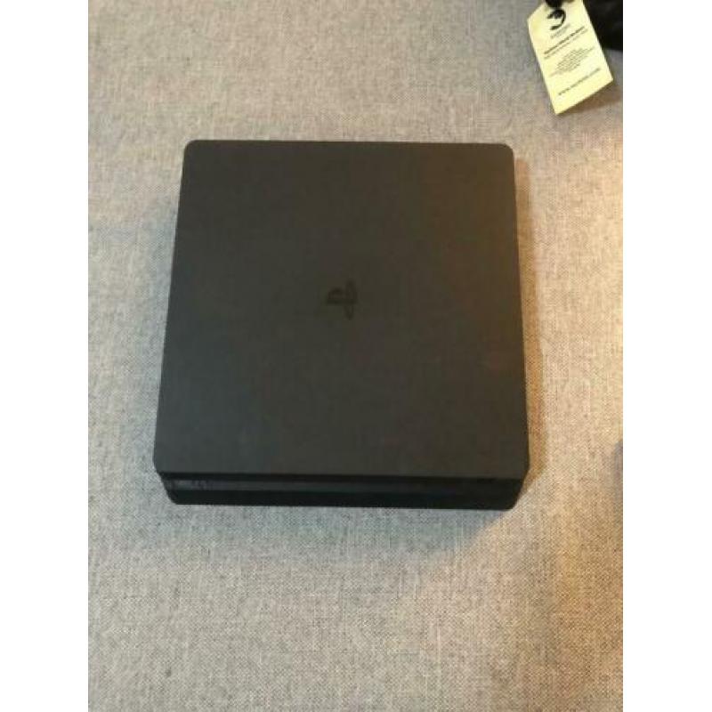Ps 4 slim 1 tb + 2 controllers te koop