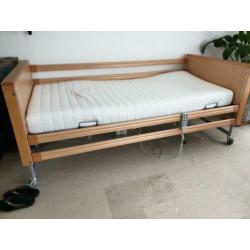 Elektrisch verstelbaar bed/ziekenhuisbed ca 1 jr oud