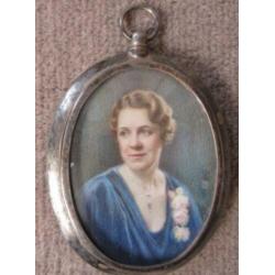 ===portret-miniatuur van een peinzende dame=====ca 1920===