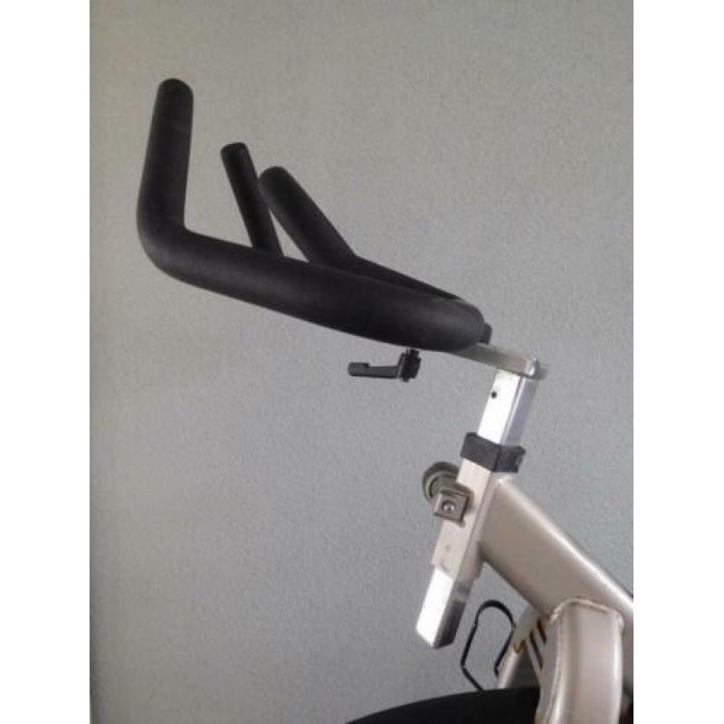 Spinningfiets met riem aandrijving