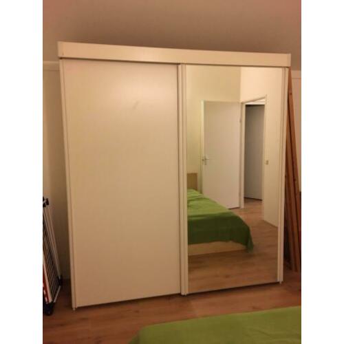 Witte schuifdeurkast met spiegel