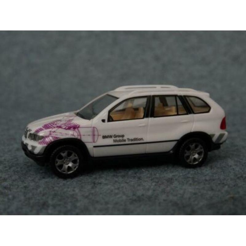 BMW E53 X5 wit BMW Group Mobile Tradition 1:87 Herpa