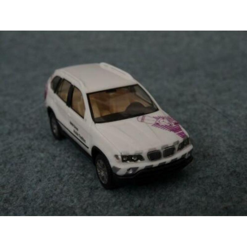 BMW E53 X5 wit BMW Group Mobile Tradition 1:87 Herpa