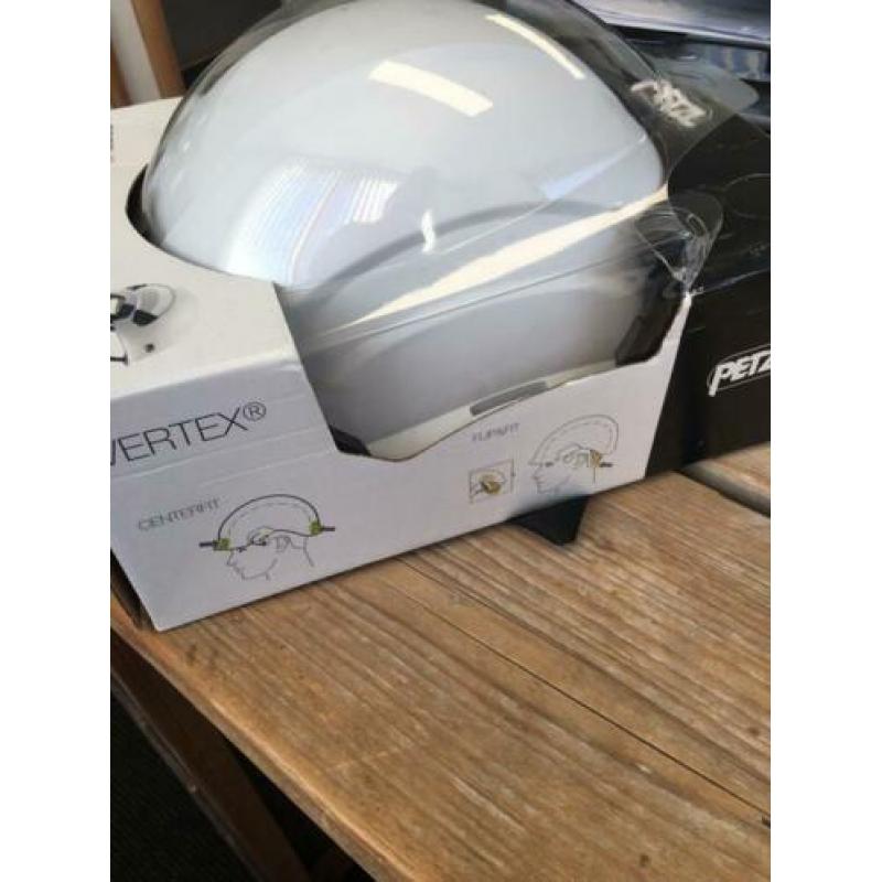 2 nieuwe Petzl bouwhelmen