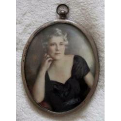 ===portret-miniatuur van een peinzende dame=====ca 1920===