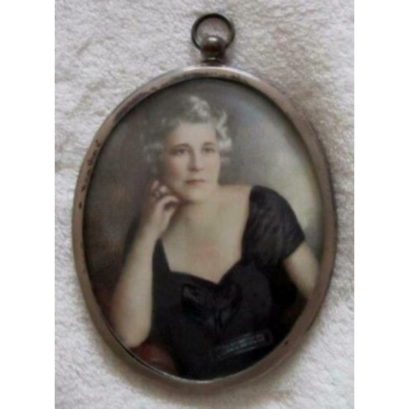 ===portret-miniatuur van een peinzende dame=====ca 1920===