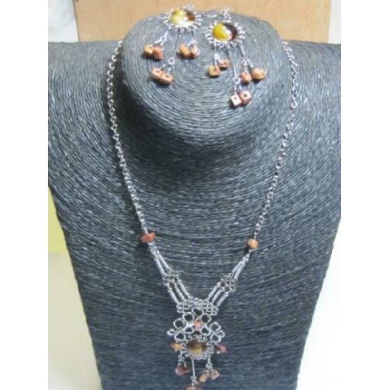 opruiming: schitterend collier met bijpassende oorhangers