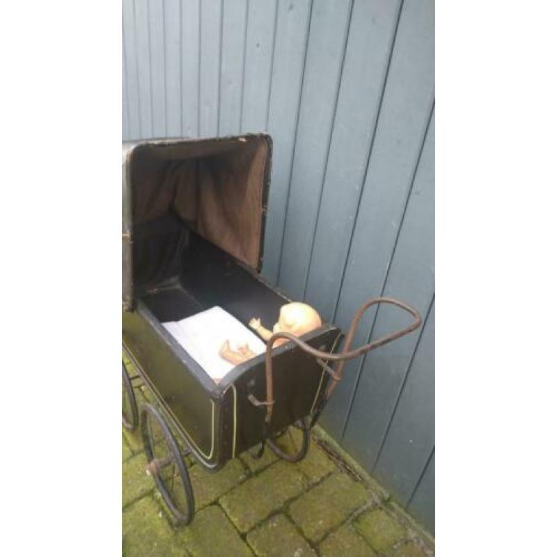 antieke poppenwagen