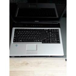 TOSHIBA SATELLITE met oplader