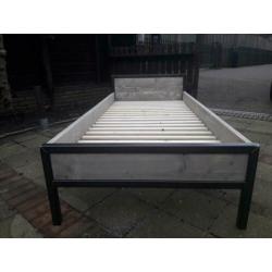 Industrieel kinderbed met steigerhout old look