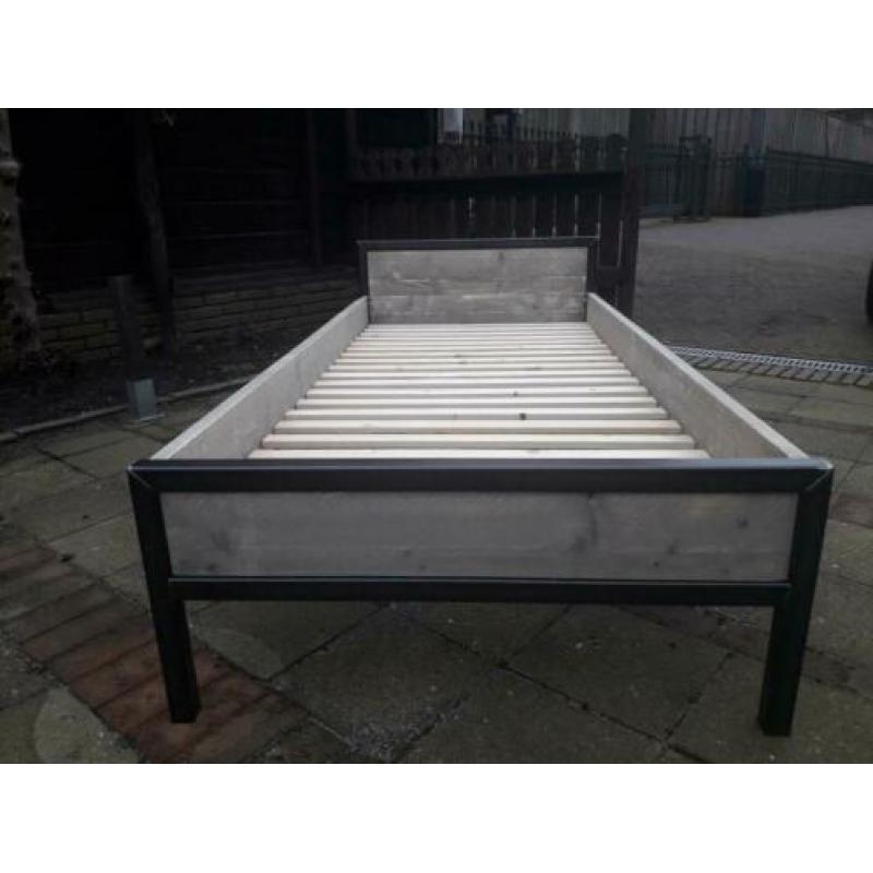 Industrieel kinderbed met steigerhout old look
