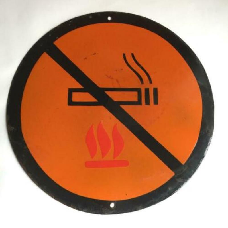 Oud emaille bord fabriek rond industrieel reliëf retro