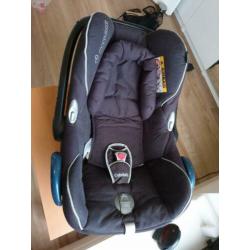 Maxicosi Cabriofix, babyinzet, adapters en zomerhoes
