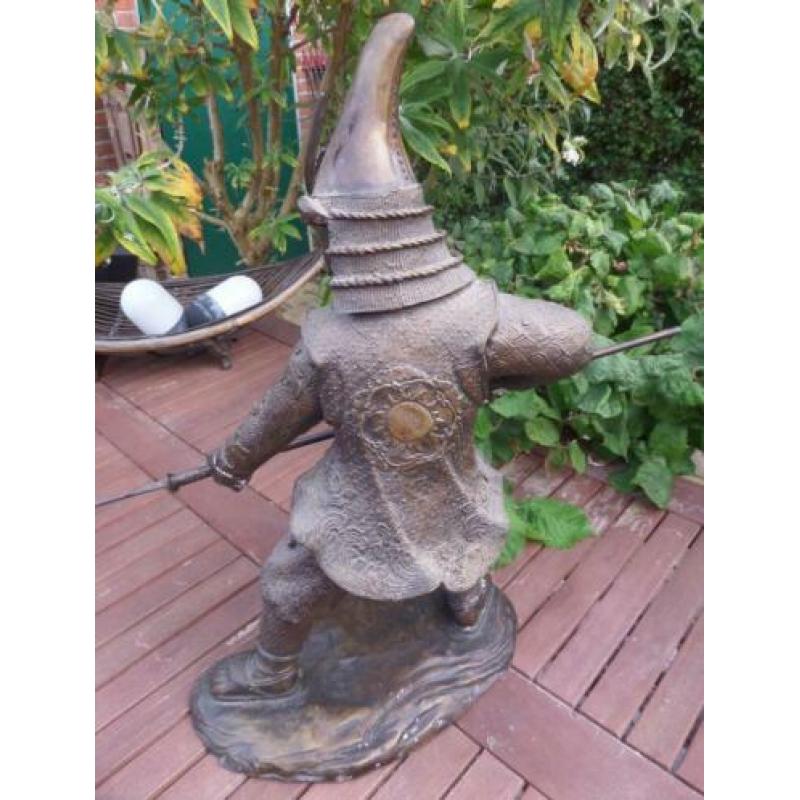 antiek Chinees beeld van strijder hoog 57 cm. brons