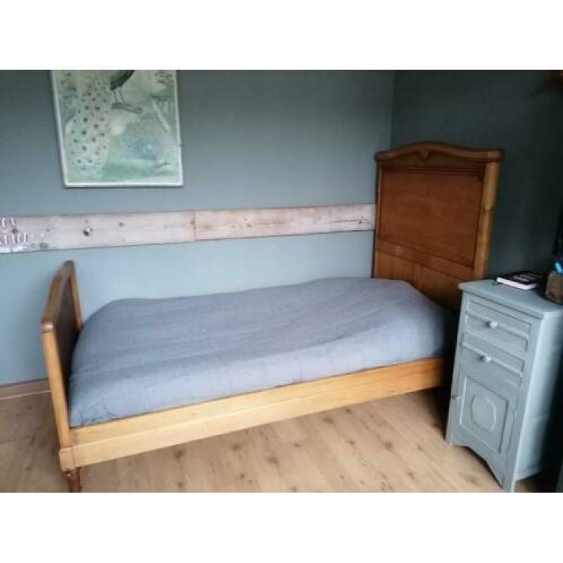Eenpersoons bed uit grootmoederstijd