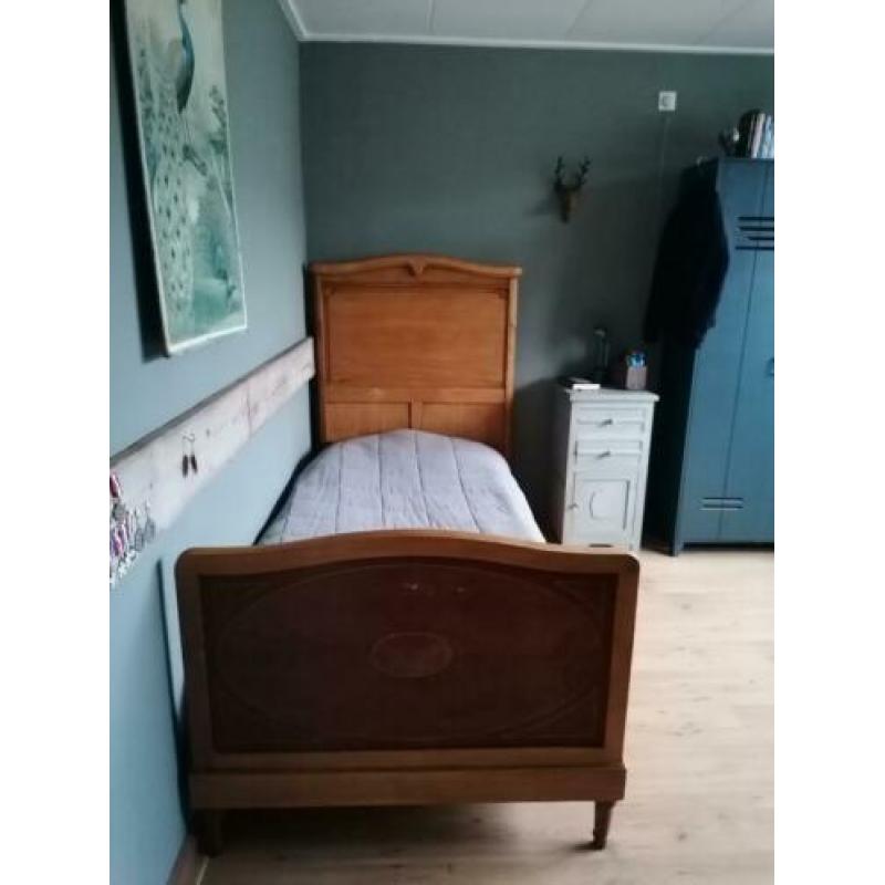 Eenpersoons bed uit grootmoederstijd