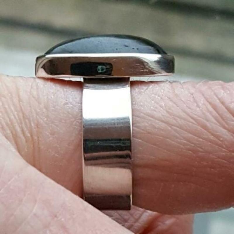 Mooie nw. handgemaakte zilveren ring met Labradoriet mt 18