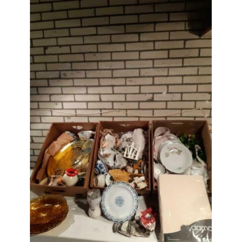 Partij van 15 dozen rommelmarktspullen