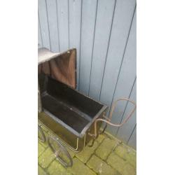 antieke poppenwagen