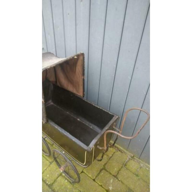 antieke poppenwagen