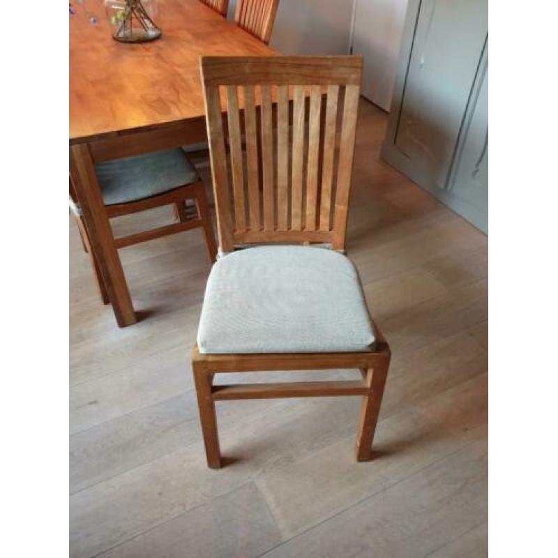 Zes stoelen in zeer goede staat