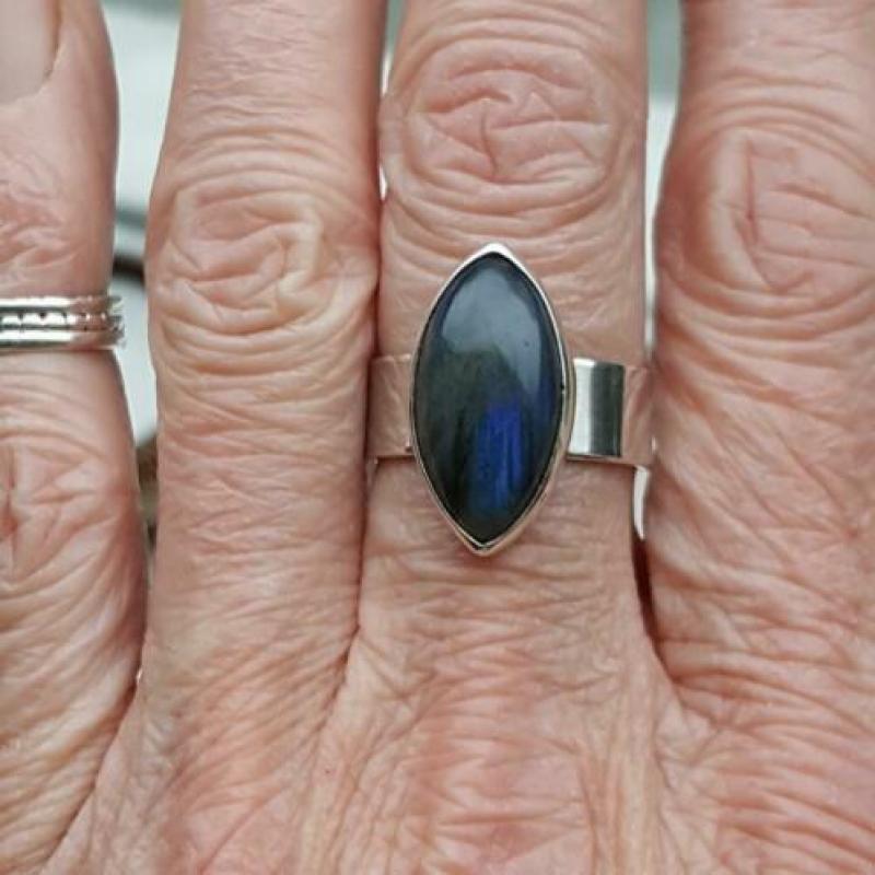 Mooie nw. handgemaakte zilveren ring met Labradoriet mt 18
