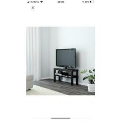 2 tv meubels en een tafel. Lack van de Ikea.