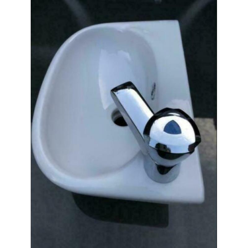 Kleine wastafel voor WC. Met een goede GROHE kraan.