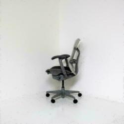 Herman Miller. Mirra: Licht Grijze, Bureaustoelen.