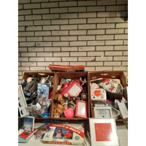 Partij van 15 dozen rommelmarktspullen