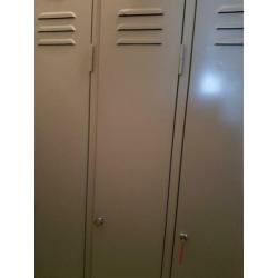 Mooie industriele vintage 3 deurs locker kast