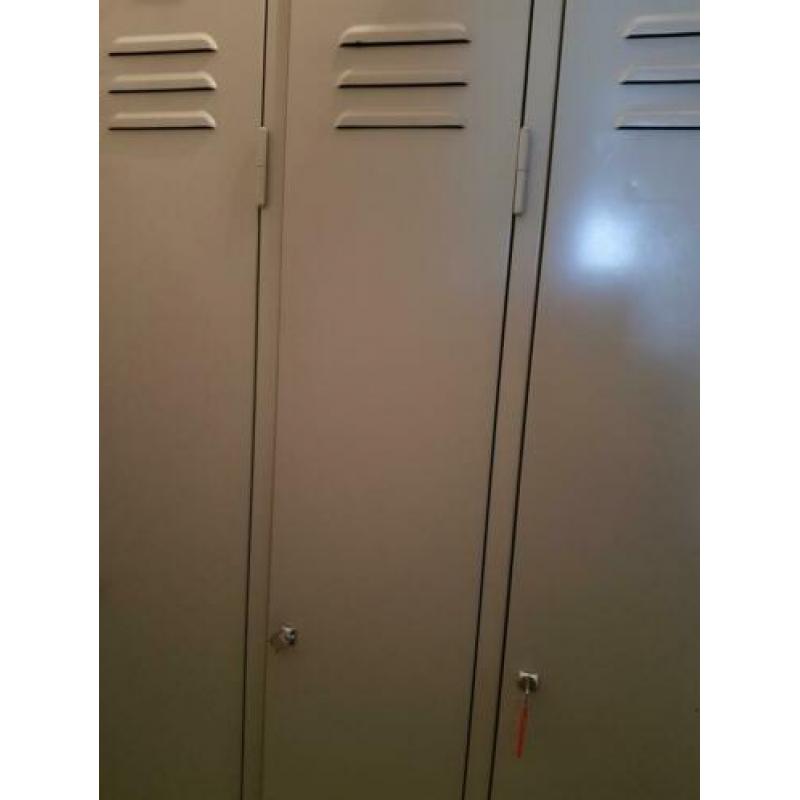 Mooie industriele vintage 3 deurs locker kast