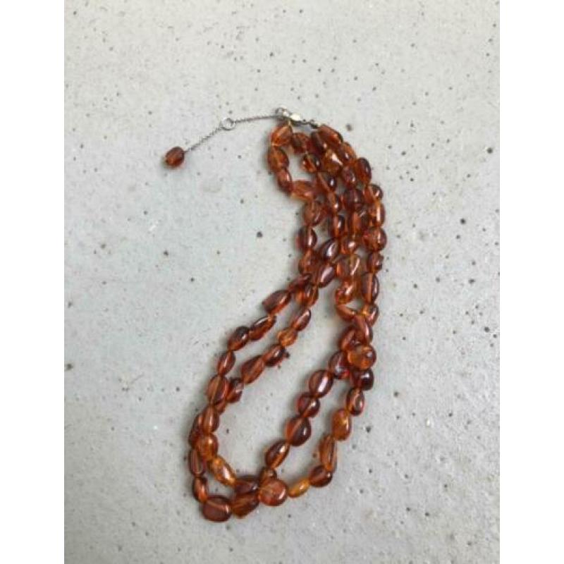 Barnsteen ketting met zilveren sluiting