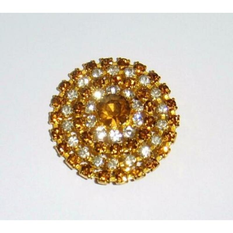 Sierlijke broche met swarovski kristallen.