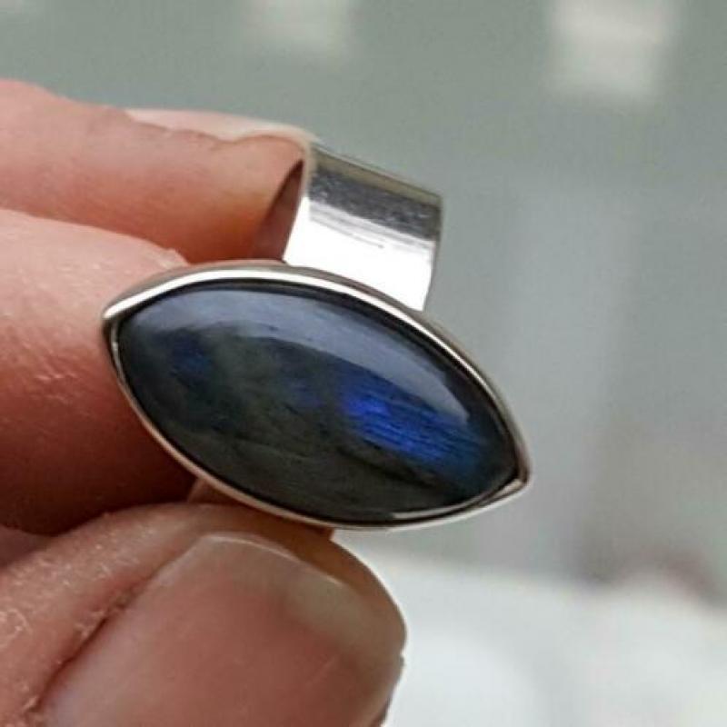 Mooie nw. handgemaakte zilveren ring met Labradoriet mt 18