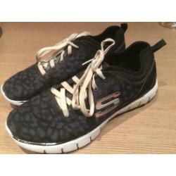 Skechers, maat 36.