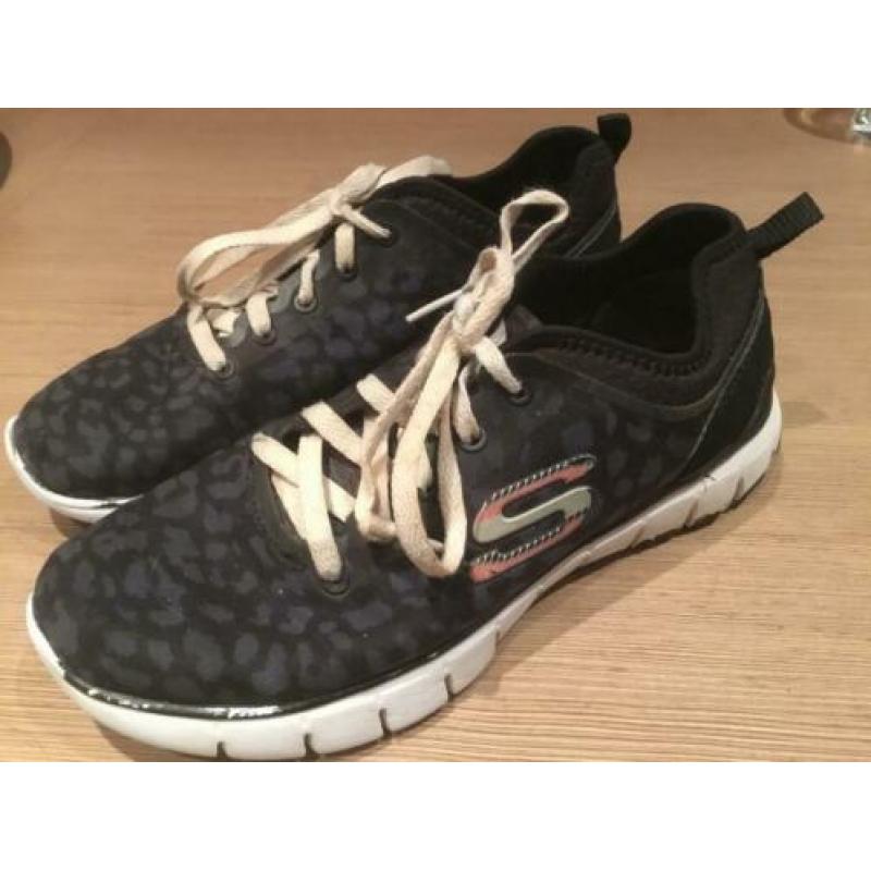 Skechers, maat 36.