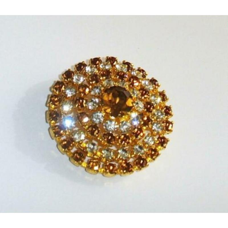 Sierlijke broche met swarovski kristallen.